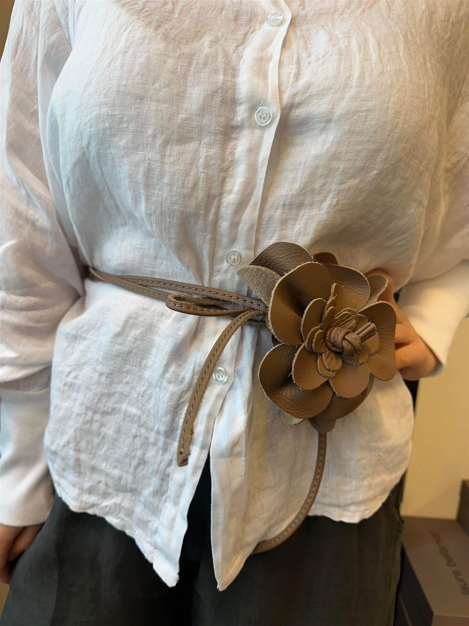 Flower belt taupe